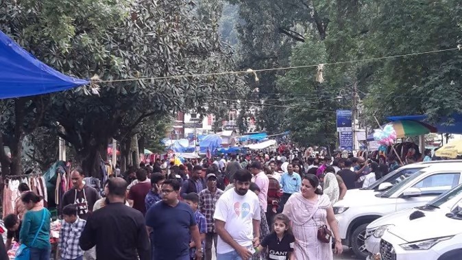 नैनीताल हुआ सैलानियों से गुलजार, कारोबारियों के मुख पर आई मुस्कान नैनीताल हुआ सैलानियों से गुलजार, कारोबारियों के मुख पर आई मुस्कान