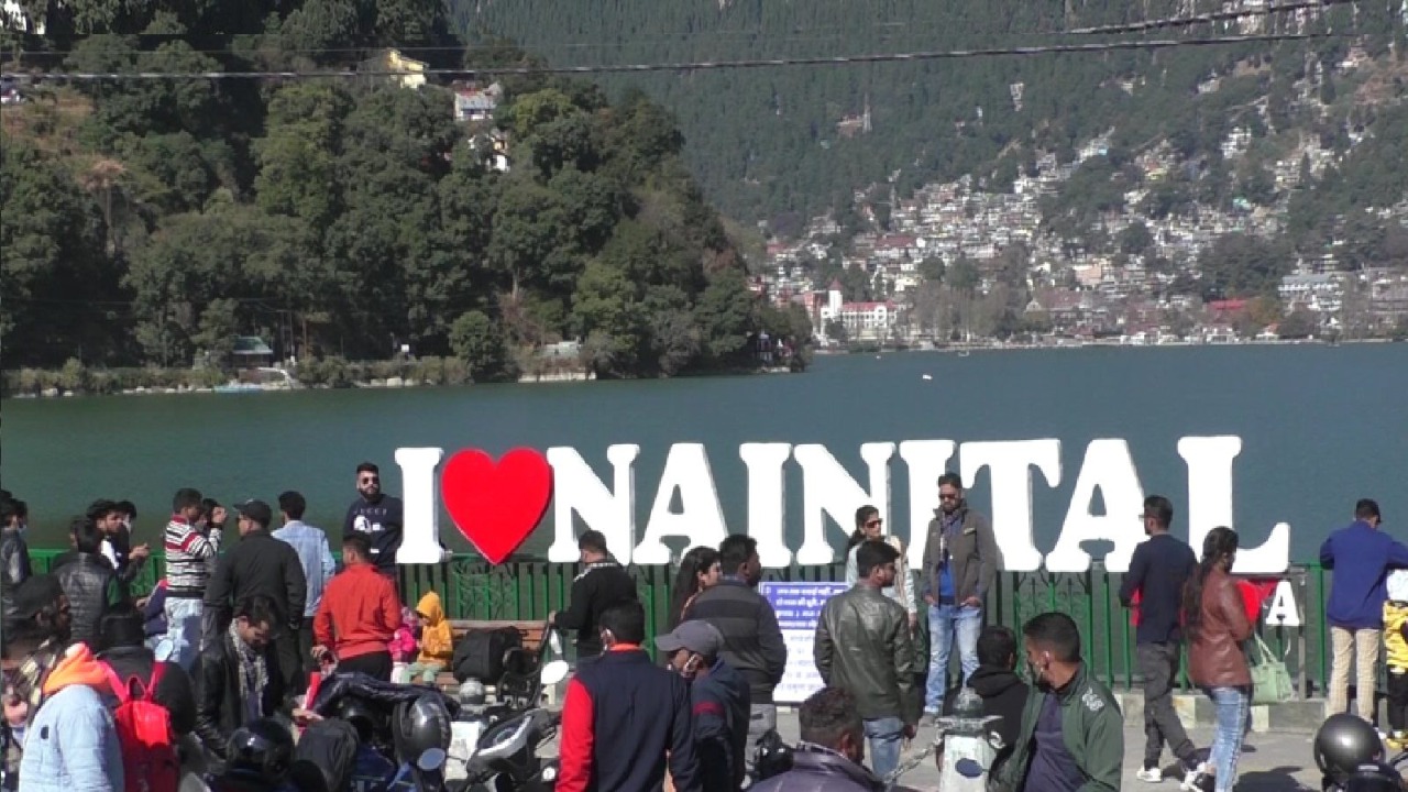 नैनीताल हुआ सैलानियों से गुलजार, कारोबारियों के मुख पर आई मुस्कान