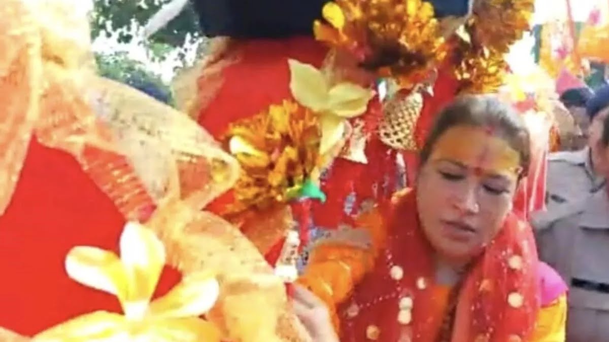 कावड़ उठा चली रेखा आर्य.