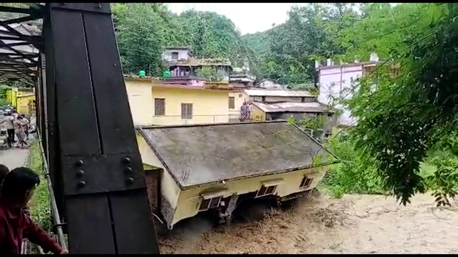 चंद सेकेंड में नदी में समा गया दो मंजिला मकान